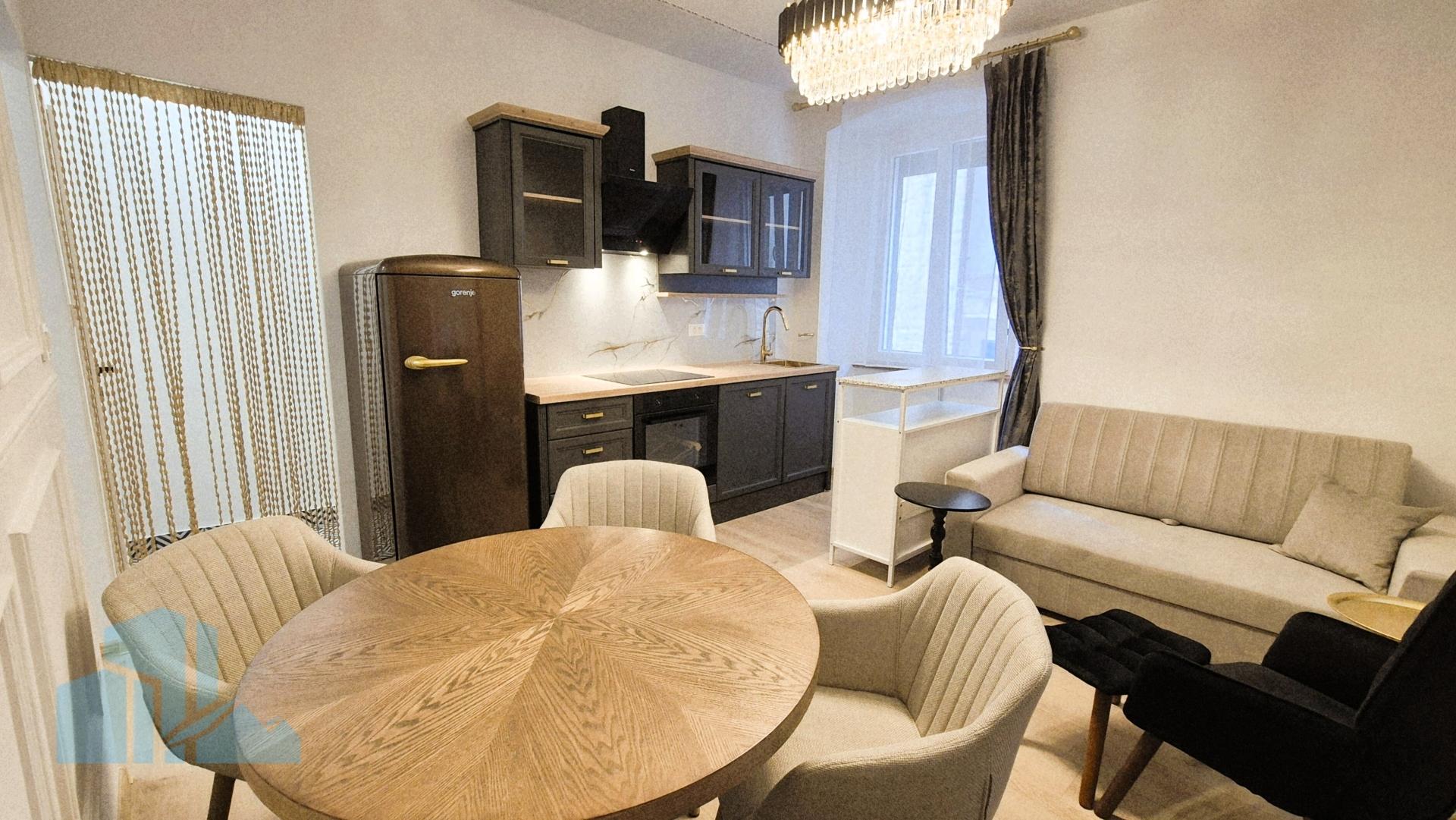 Stan u staroj jezgri – kompletno adaptiran 2026 - useljiv, top lokacija blizu Poljane